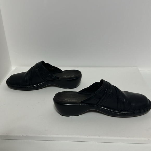 Clarks Women’s Black Nubuck Leather Slides Mules Size 7 - Picture 2 of 11
